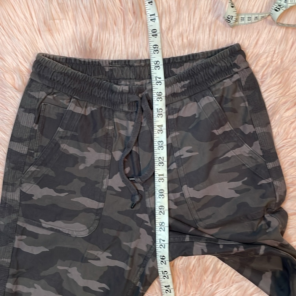 Athleta Black Olive Camo Farallon Jogger Travel Lifestyle Pant Size 2 - Picture 8 of 8